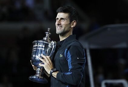 Novak Djokovic, con el trofeo de campeón del US Open. | EFE