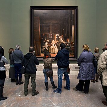El público contempla 'Las meninas' de Velázquez |  Museo del Prado