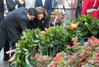 Ada Colau durante la ofrenda floral en la estatua de Rafael Cassanova. | EFE