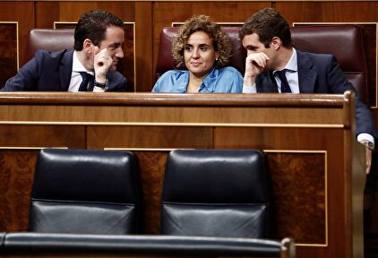 Casado conversa con Montserrat y García Egea en el Congreso. | EFE.