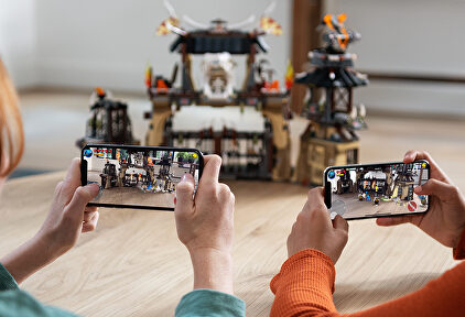 Niños haciendo fotos con móviles iPhone | Apple