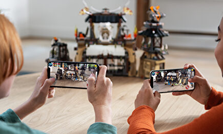 Niños haciendo fotos con móviles iPhone | Apple