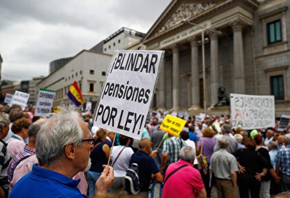 Manifestación de pensionistas frente al Congreso. | EFE