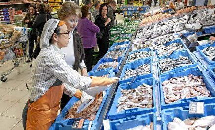 Una pescadera atiende a una cliente en Mercadona | Mercadona