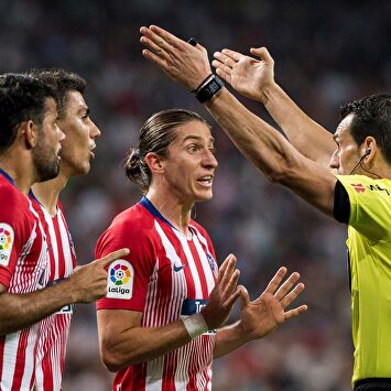 Varios jugadores del Atlético protestan en un encuentro. | EFE