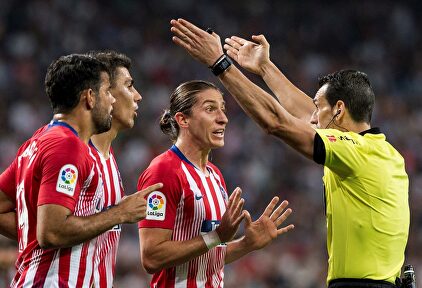 Varios jugadores del Atlético protestan en un encuentro. | EFE