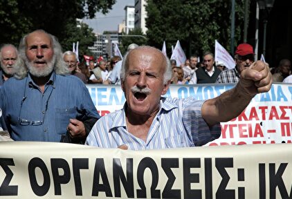 Manifestación de jubilados en Atenas, el pasado jueves, contra el nuevo recorte de las pensiones (de hasta un 18%) anunciado para 2019. | EFE