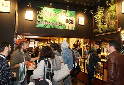 Canadienses en una tienda de marihuana | Google Images