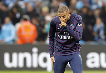 Mbappé en un calentamiento con el PSG. | EFE