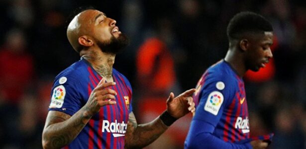 Arturo Vidal, junto a Dembele. | EFE