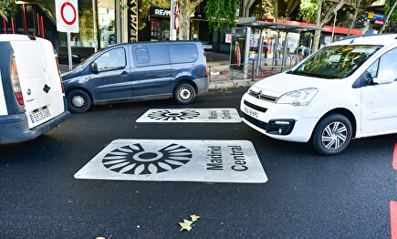 Carteles de Madrid Central en la plaza de Alonso Martínez. | David Alonso Rincón