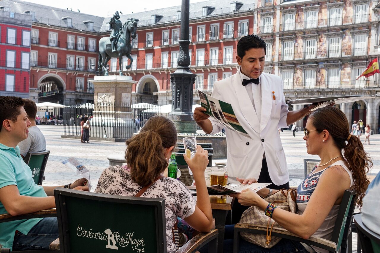 Un camarero en la Plaza Mayor | Alamy