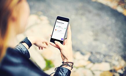 Chica contratando Cabify | Europa Press