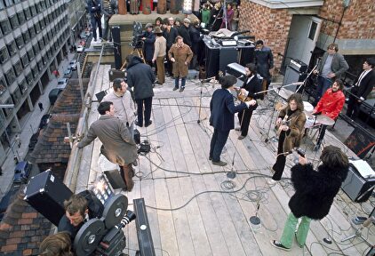 The Beatles, junto al equipo de grabación, en la azotea del Apple's Building | thebeatles.com