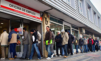 Cola en una oficina de empleo | EFE