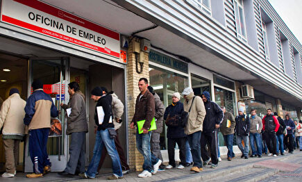 Cola en una oficina de empleo |  EFE