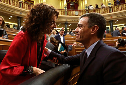 María J. Montero, titular de Hacienda, con el presidente Pedro Sánchez | EFE