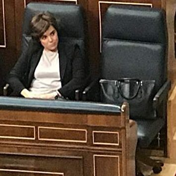Soraya Sáenz de Santamaría y su bolso |  EFE