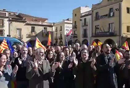 Comercios cerrados y gritos de 'fuera' durante la visita de Arrimadas al pueblo de Puigdemont