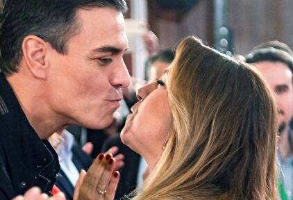 Pedro Sánchez besa a Susana Díaz el pasado sábado | EFE