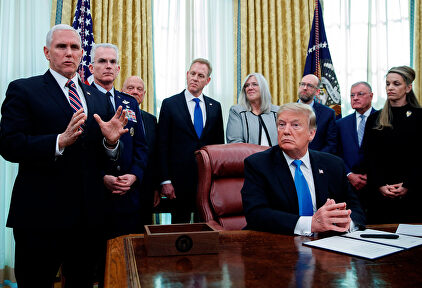 Mike Pence y Donald Trump en un acto en el despacho oval. | EFE