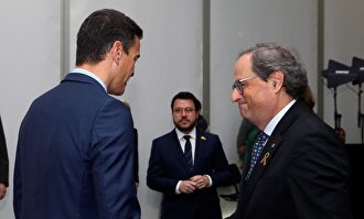 El presidente del Gobierno saludando a Quim Torra en Barcelona | EFE