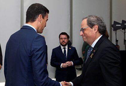 Pedro Sánchez saluda a Quim Torra | EFE