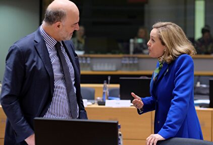 El comisario europeo de Economía y Finanzas, Pierre Moscovici, conversa con la ministra de Economía, Nadia Calviño | EFE