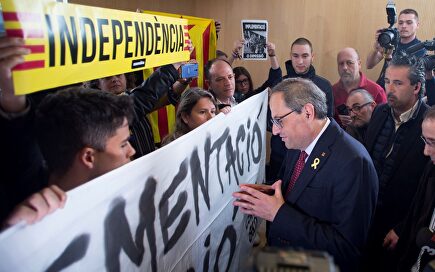 El presidente de la Generalidad, Quim Torra, habla con miembros del CDR Sabadell. | EFE