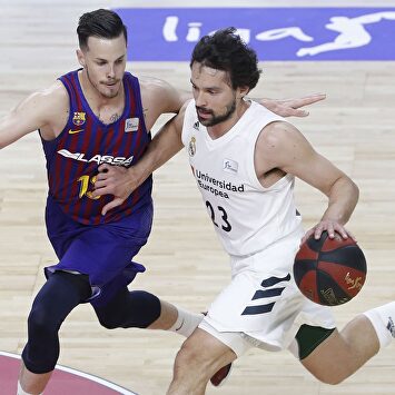 Thomas Heurtel cuerpea ante Sergio Lull en uno de los clásicos del año pasado | EFE