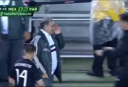 Lo tendrás que ver dos veces: pelotazo de Berizzo a la cabeza del Tata Martino en pleno partido