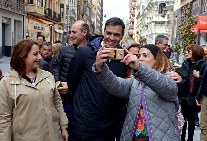 Pedro Sánchez se fotografía con simpatizantes durante el recorrido efectuado hecho este martes por las calles de Palencia. | EFE