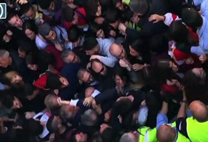 Álvarez de Toledo responde a sus agresores en Barcelona: "Niñatos, totalitarios, pijos"