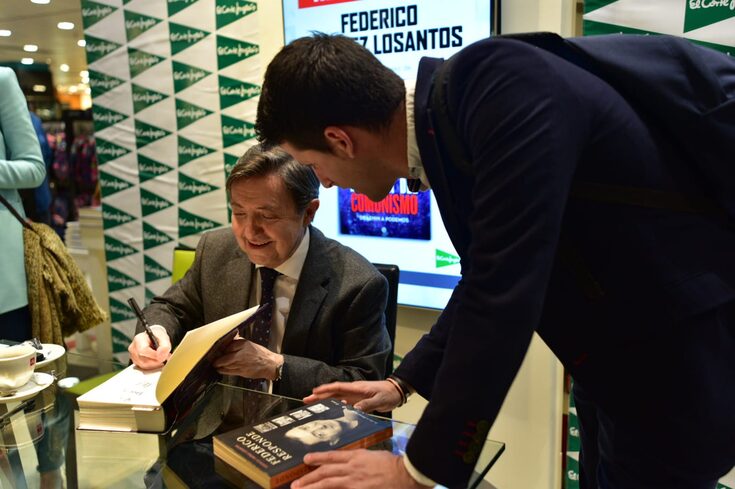 Jiménez Losantos, firmando su libro. | Libertad Digital