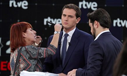 Albert Rivera, recibiendo maquillaje durante el debate en RTVE de abril. | EFE