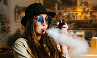 Mujer vapeando | Ministerio de Sanidad