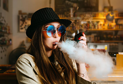 Mujer vapeando | Ministerio de Sanidad