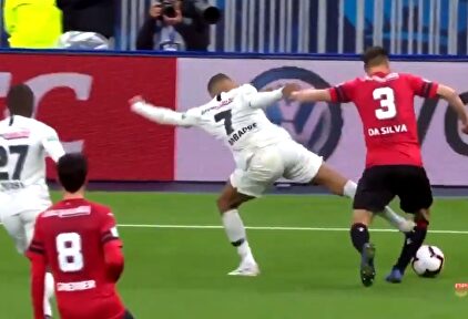 La criminal entrada de Mbappé en la final de Copa que le costó la expulsión