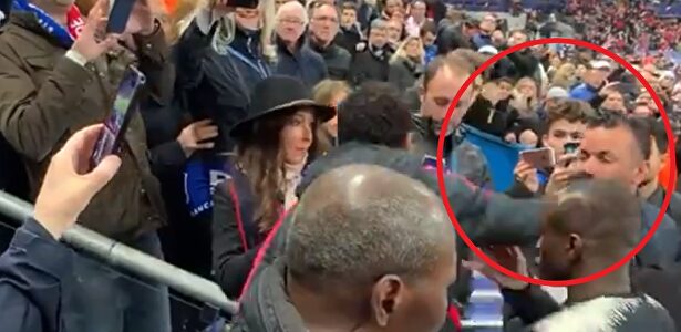 El momento en que Neymar propiciaba el puñetazo. | Captura