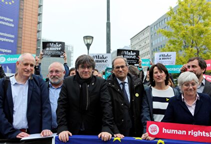 Puigdemont y Torra, junto con exconsejeros, frente al edificio de la Comisión Europea en Bruselas el pasado mes de mayo. | EFE