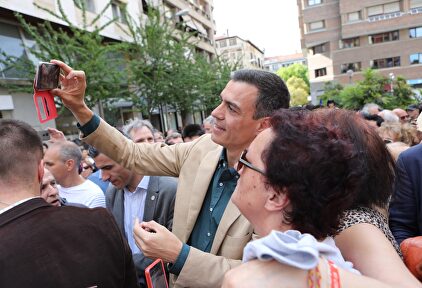Sánchez haciéndose un selfi durante la campaña. | Europa Press