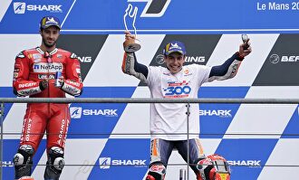 Marc Márquez celebra su victoria en el podio de Le Mans. | EFE