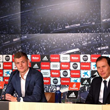 Toni Kroos junto a Emilio Butragueño. | EFE