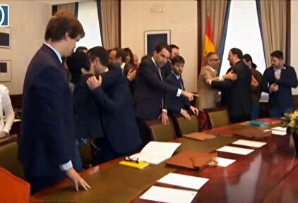 Los golpistas encarcelados recogen sus actas de diputados y senadores