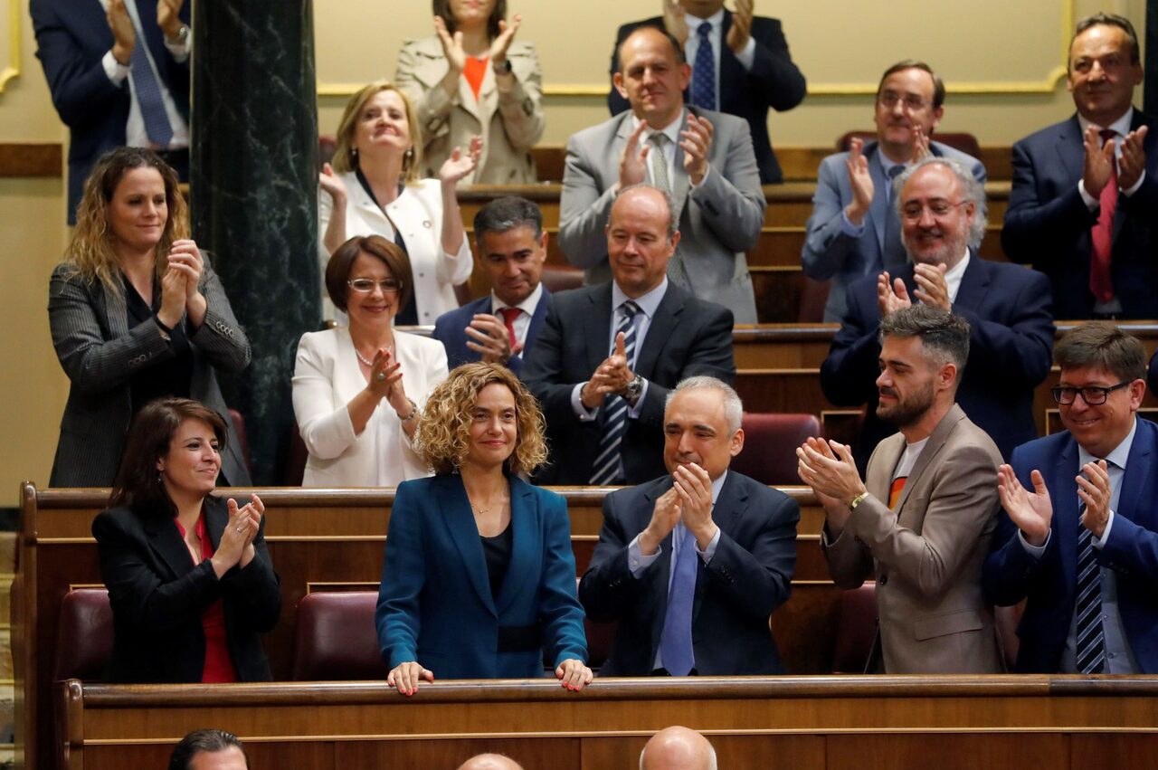 Meritxell Batet es aplaudida por sus compañeros tras ser elegida presidenta del Congreso. | EFE