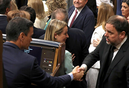 Sánchez saluda a Junqueras en el Congreso. | EFE