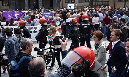 Albert Rivera y Maite Pagazaurtundua, escoltados el pasado mayo en el pueblo vizcaíno de Josu Ternera. | EFE
