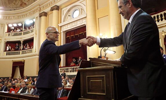 Raül Romeva saluda a Manuel Cruz |  EFE