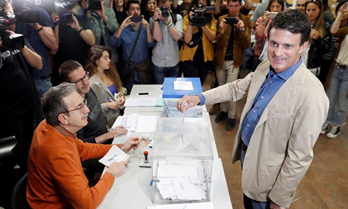 Manuel Valls votando el 26-M. | EFE