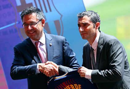 Bartomeu vuelve a mostrar su confianza ciega en Ernesto Valverde | EFE